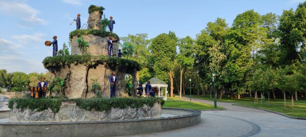 Kharkiv, fountain with monkeys