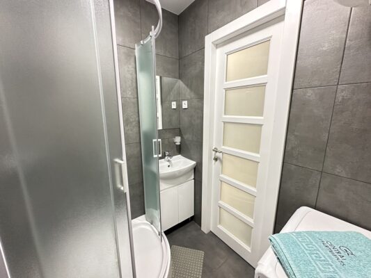 Bathroom shower cabin apartment per day