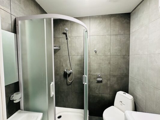 bathroom in dily rent apartmen in daily rent flat