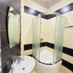 Квартира з душовою кабіною