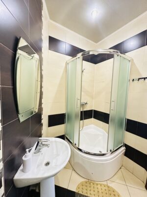 Квартира з душовою кабіною