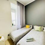 Подобово кімната з кухнею у центрі