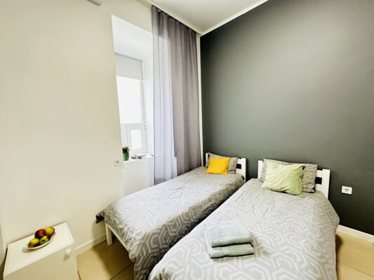 Подобово кімната з кухнею у центрі